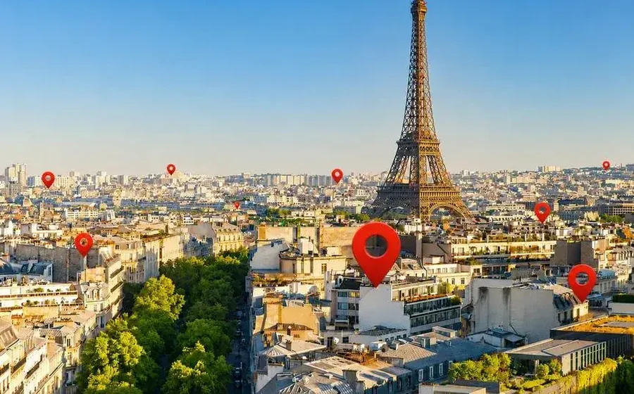 Vue aérienne de Paris et de la Tour Eiffel avec zones de couverture géolocalisées